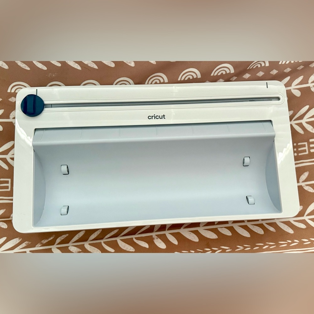Cricut Smart Roll Holder with built in Trimmer